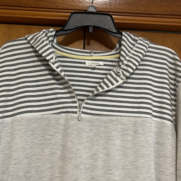 ⭐️ Lightweight hooded top. Size 2x - Picture 3 of 5